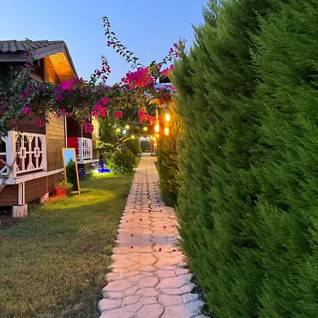 Oda ve Kahvaltı Ada Karaöz